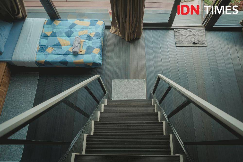 Potret kamar dalam cabin di Nebula Glamping (IDN Times/Herka Yanis Pangaribowo)