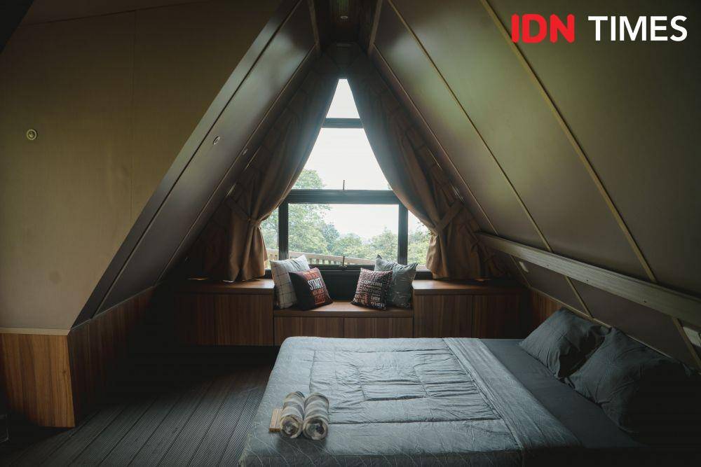 Potret kamar dalam cabin di Nebula Glamping (IDN Times/Herka Yanis Pangaribowo)