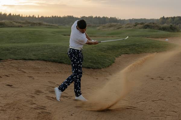 Cara memukul bola golf yang benar dengan mengandalkan ayuan tubuh (pexels.com/cottonbro)