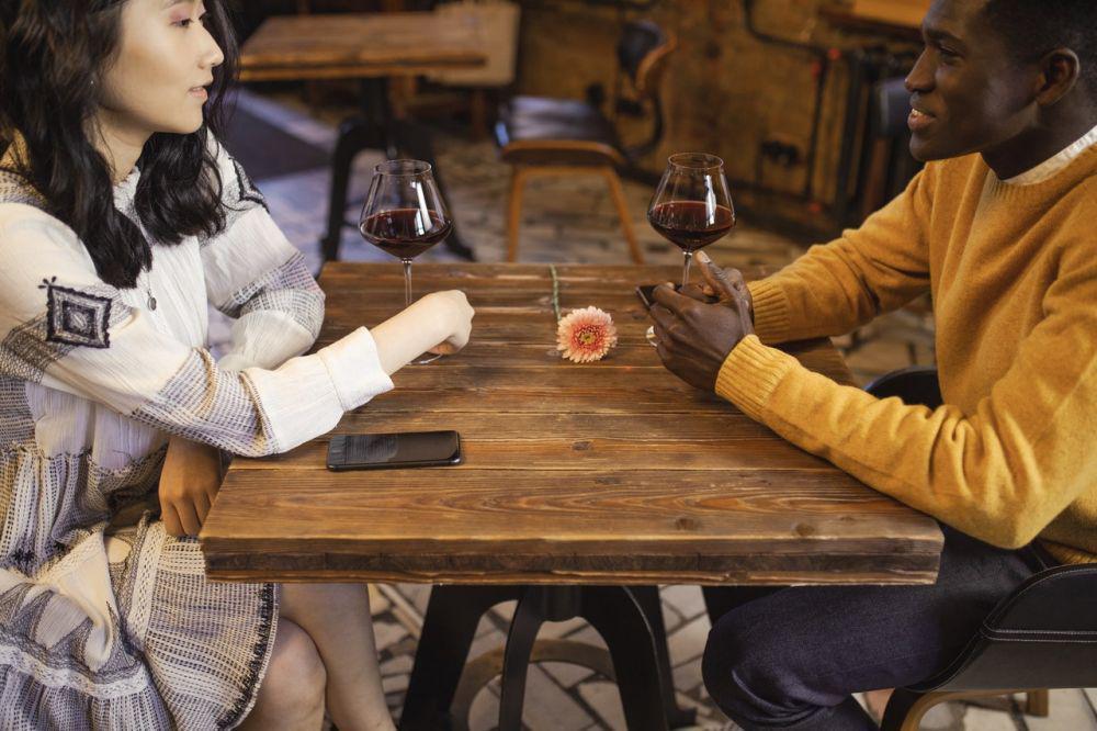 5 Pasangan Zodiak yang Langsung Cocok saat Speed Dating, Klop!