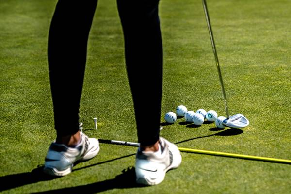 Cara memukul bola golf yang benar dengan mengatur keseimbangan (pexels.com/jopwell)
