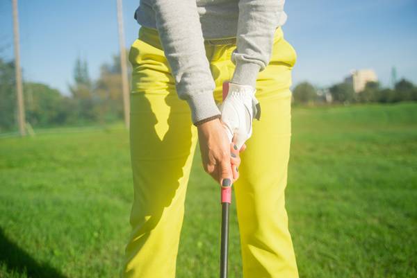 Cara memukul bola golf yang benar dengan memegang stik dengan benar (pexels.com/kampus)