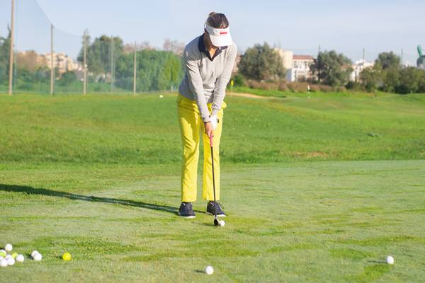 Cara memukul bola golf yang benar dengan mempersiapkan sikap dasar (pexels.com/kampus)