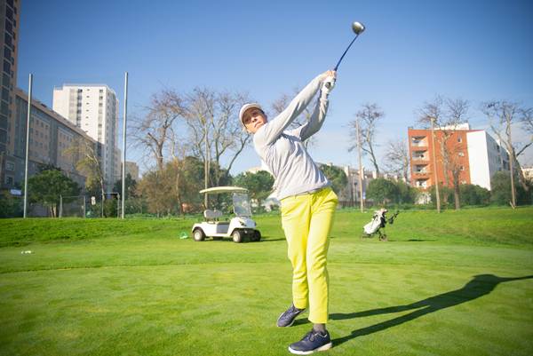 Cara memukul bola golf yang benar dengan melepas kendali (pexels.com/kampus)