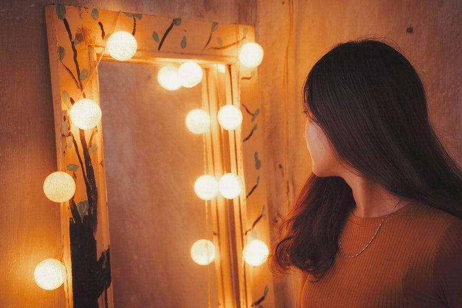 25 Kata-Kata Lucu tentang Cermin yang Bikin Senyum