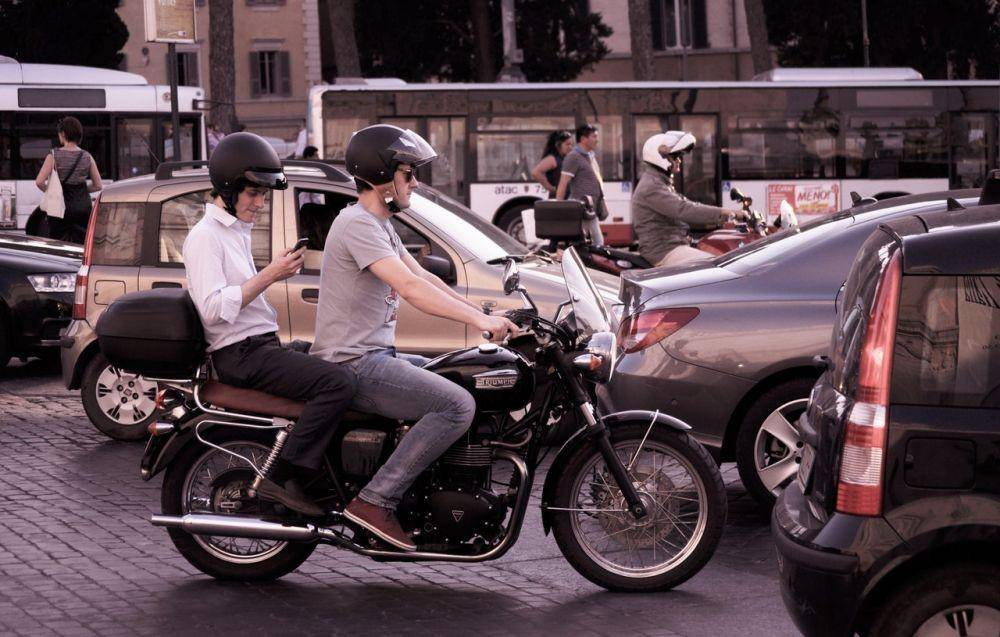 Ilustrasi postur pengendara motor yang tegak dan rileks (pexels.com/Skitterphoto)