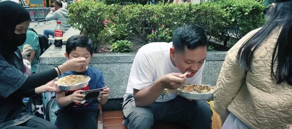 potret kedekatan Azriel, Arsy, dan Arsya Hermansyah di Amerika (YouTube.com/The Hermansyah A6)