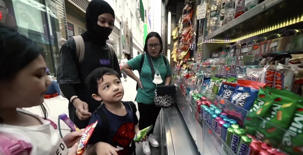 potret kedekatan Azriel, Arsy, dan Arsya Hermansyah di Amerika (YouTube.com/The Hermansyah A6)
