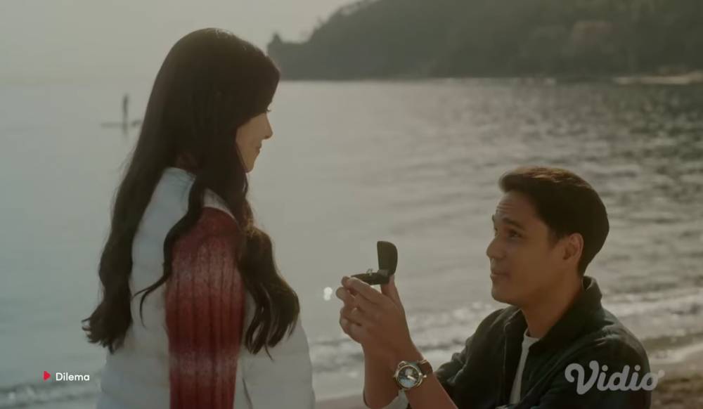 cuplikan adegan Mischa Chandrawinata dan Estelle Linden dalam series 'Dilema' (youtube.com/Vidio)
