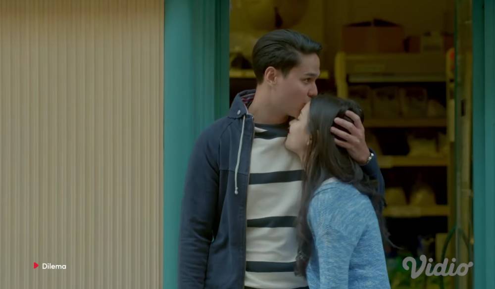 cuplikan adegan Mischa Chandrawinata dan Estelle Linden dalam series 'Dilema' (youtube.com/Vidio)