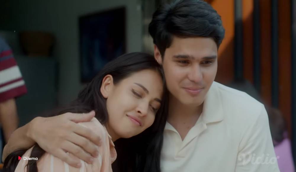cuplikan adegan Mischa Chandrawinata dan Estelle Linden dalam series 'Dilema' (youtube.com/Vidio)