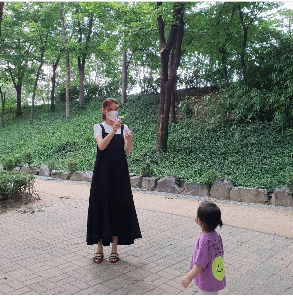 Cha Ye Ryun dan buah hati (instagram.com/chayeryun)