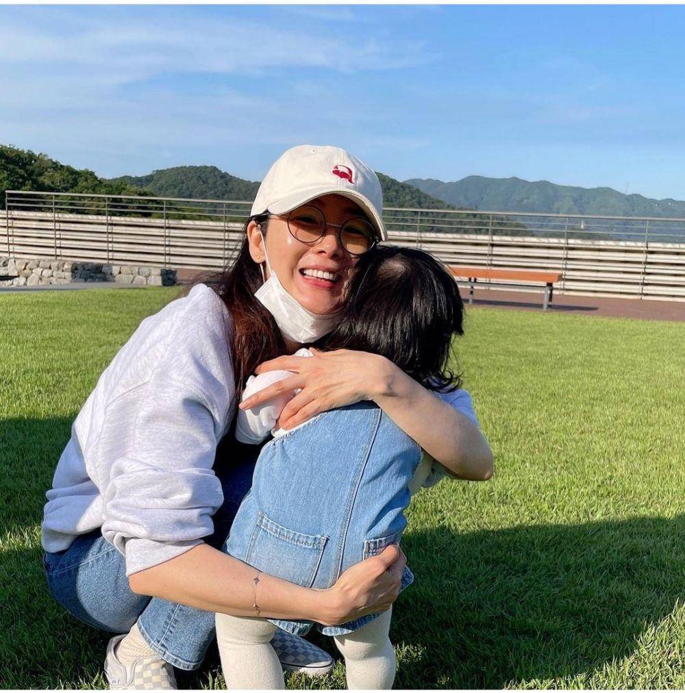Choi Ji Woo dan buah hati (instagram.com/choijivvoo)