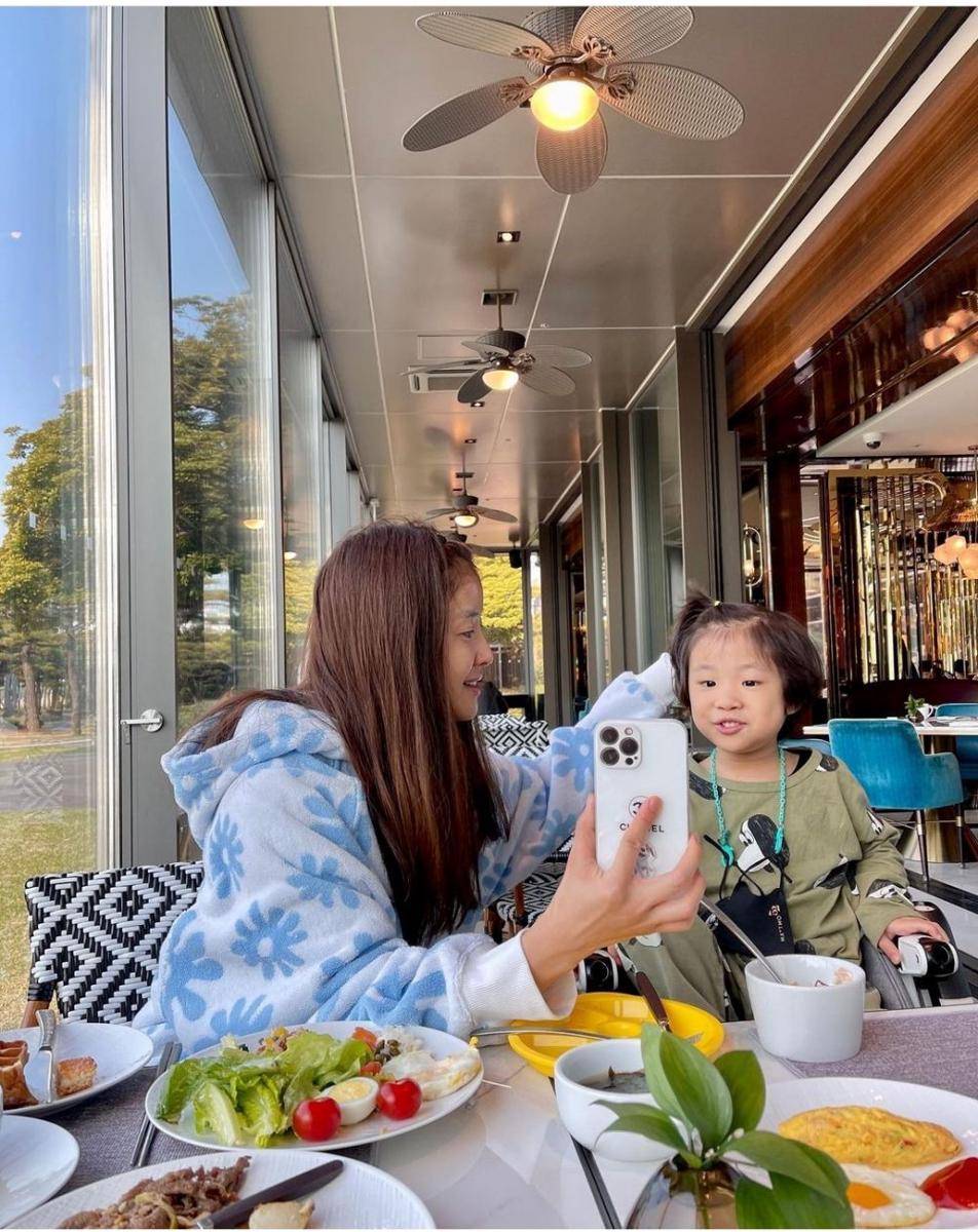 Lee Si Young dan buah hati (instagram.com/leesiyoung38)
