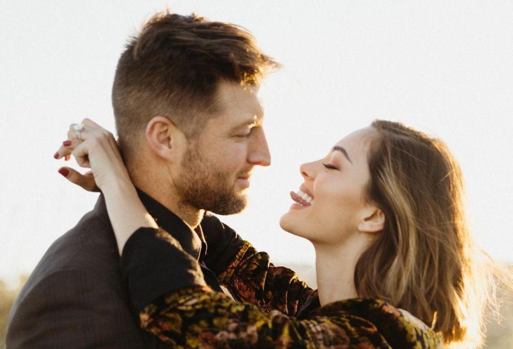 10 Potret Bucin Demi-Leigh bersama Suami Tercinta, Lengket Bak Prangko