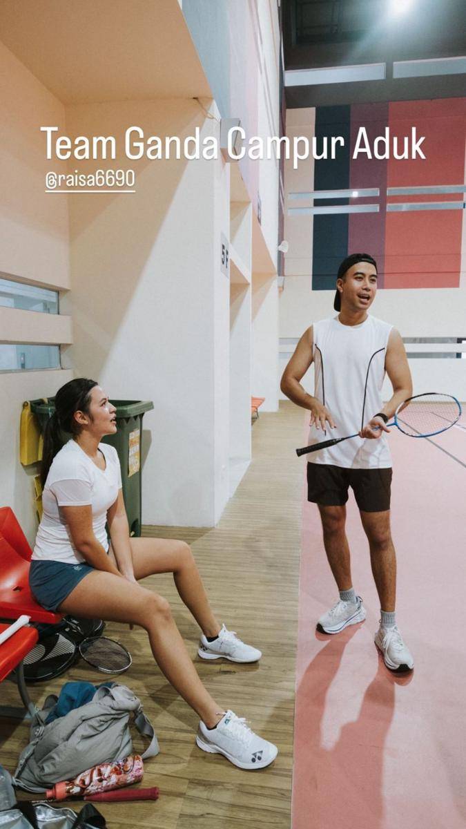 potret Vidi Aldiano dan Raisa latihan badminton bareng (instagram.com/vidialdiano)