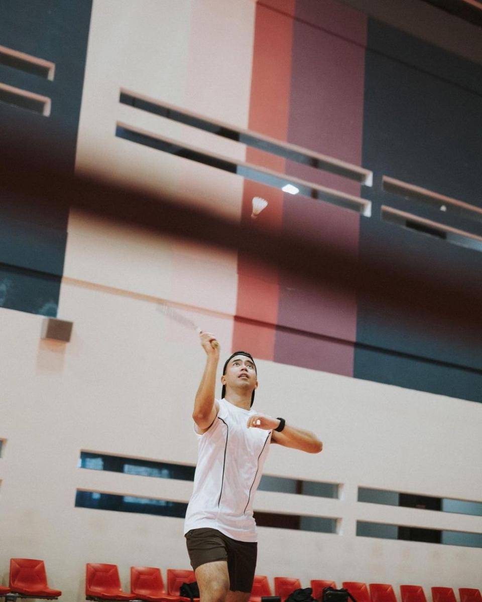 potret Vidi Aldiano dan Raisa latihan badminton bareng (instagram.com/vidialdiano)