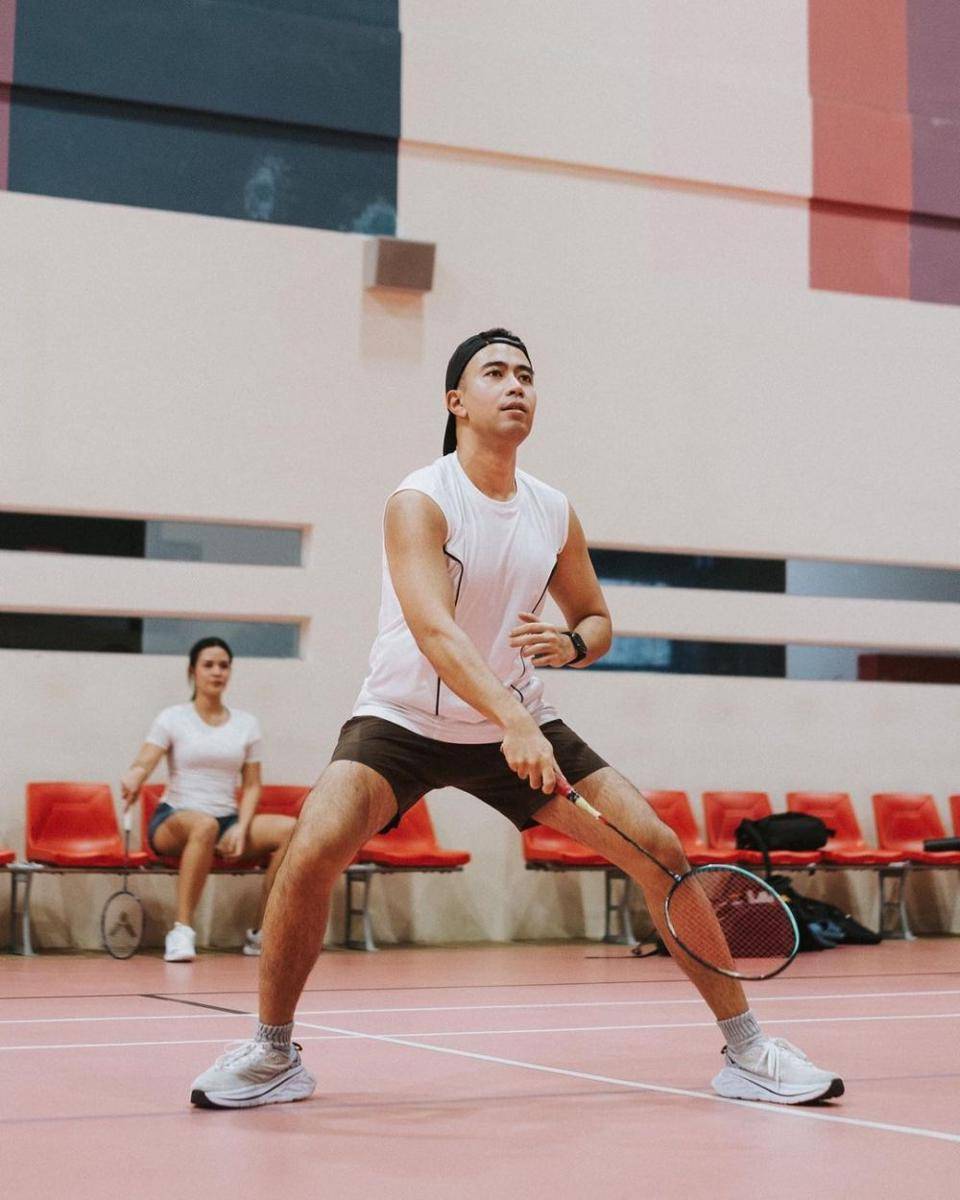 potret Vidi Aldiano dan Raisa latihan badminton bareng (instagram.com/vidialdiano)
