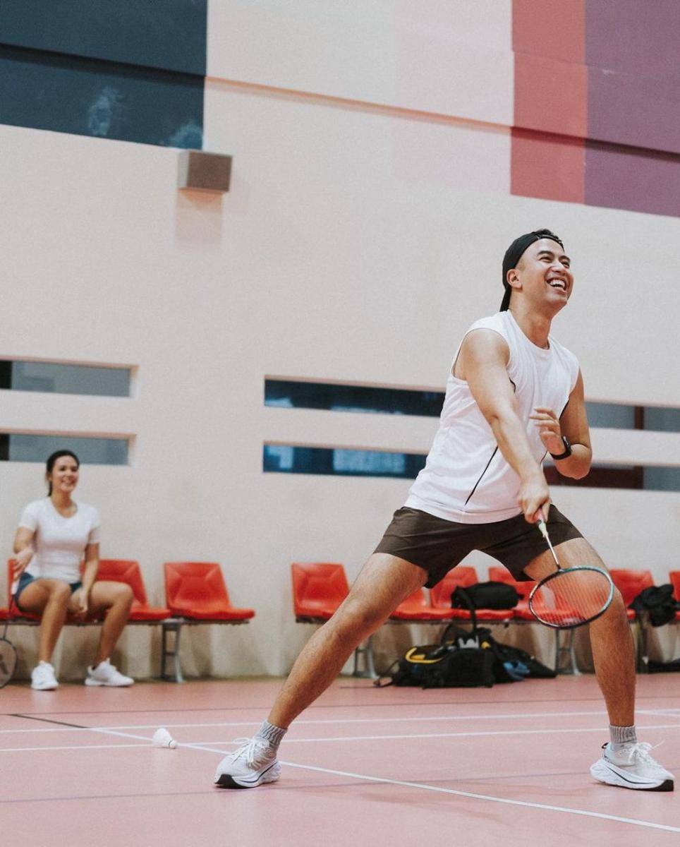 potret Vidi Aldiano dan Raisa latihan badminton bareng (instagram.com/vidialdiano)