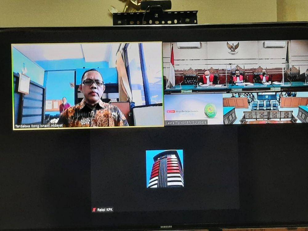 Sidang tipikor hakim nonaktif PN Surabaya, Itong Isnaeni Hidayat di PN Tipikor Surabaya, Selasa (21/6/2022). dok. Istimewa.