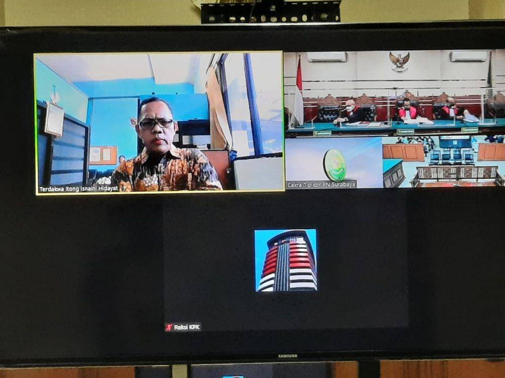 Sidang tipikor hakim nonaktif PN Surabaya, Itong Isnaeni Hidayat di PN Tipikor Surabaya, Selasa (21/6/2022). dok. Istimewa.