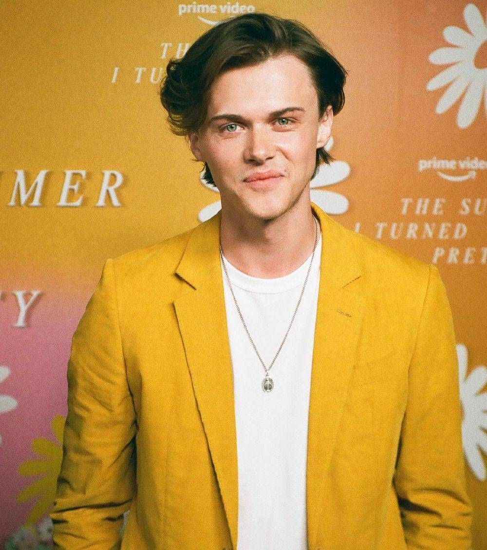 Christopher Briney di The Summer I Turned Pretty (instagram.com/primevideo)