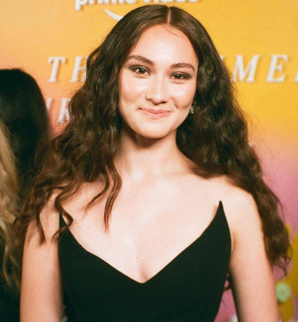 Lola Tung di The Summer I Turned Pretty (instagram.com/primevideo)