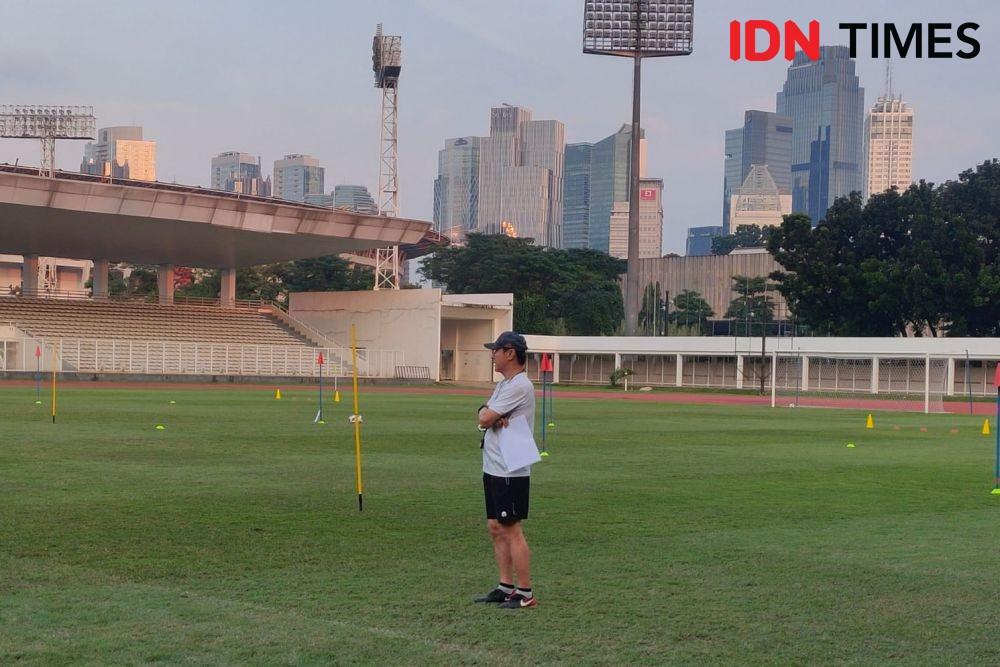 Shin Tae Yong pimpin Timnas Indonesia U-19 latihan di Stadion Madya, Selasa (21/6/2022). (IDN Times/Tino Satrio)