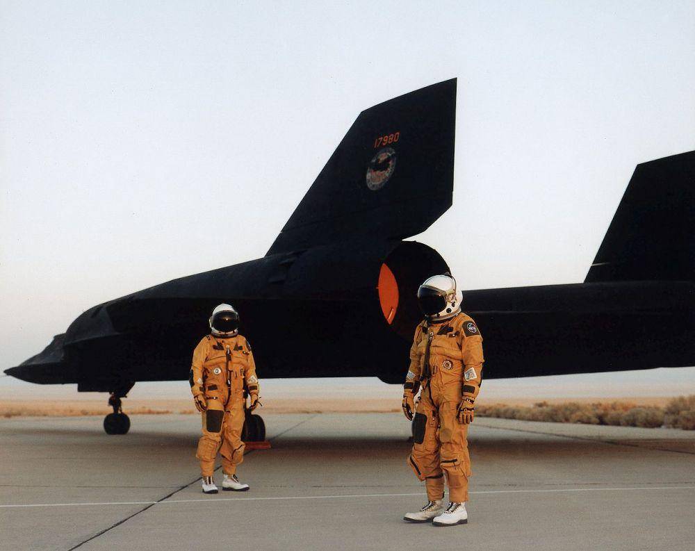 potret pilot dan awak SR-71 dengan pakaian khusus bertekanan dan helm astronaut (wikimedia.org/Jim Ross-NASA)
