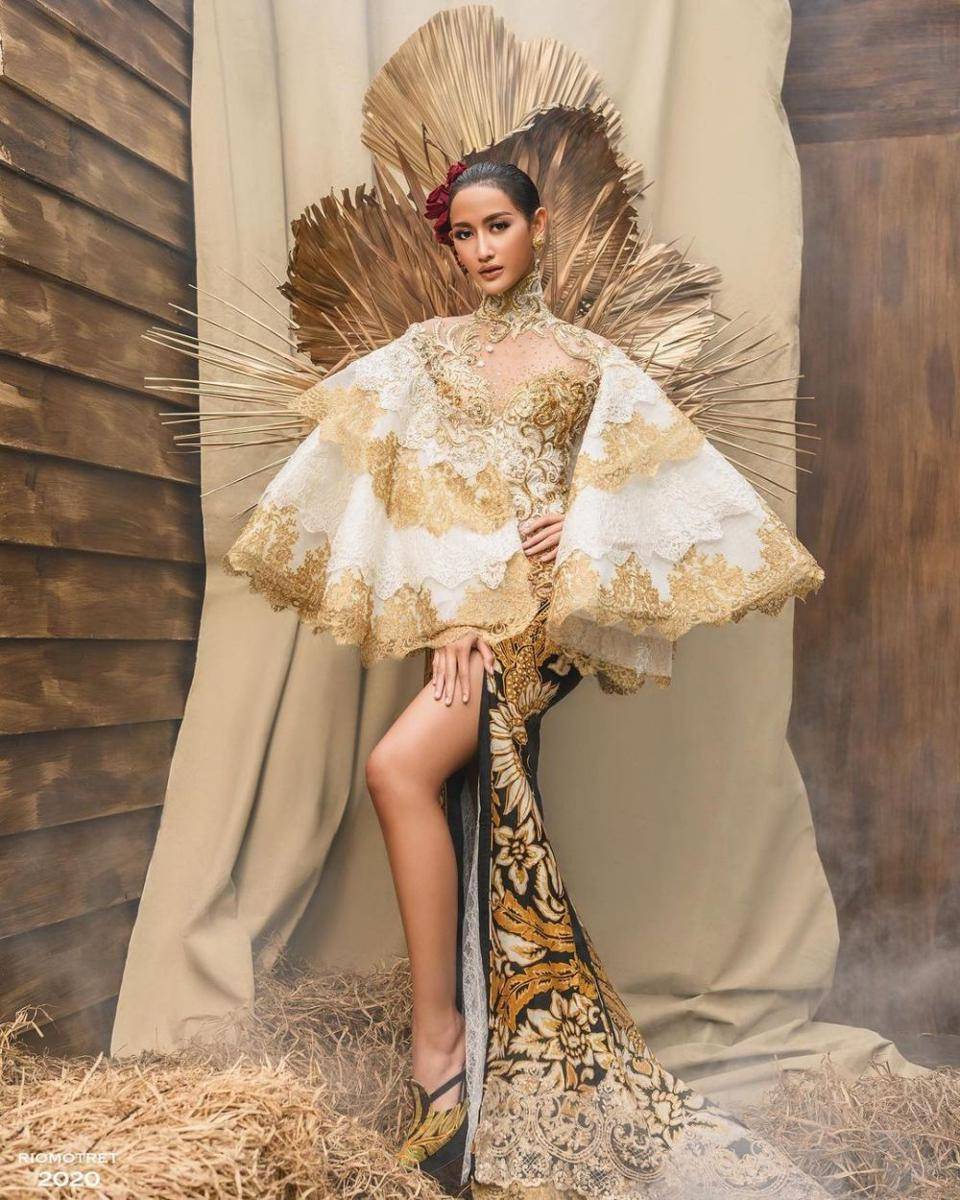 Kebaya brokat berwarna gold. (instagram.com/doleytobing)