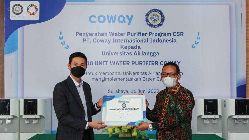 Ceremony penyerahan 10 produk water purifier Coway Indonesia kepada Universitas Airlangga (Dok. PT. Coway International Indonesia)
