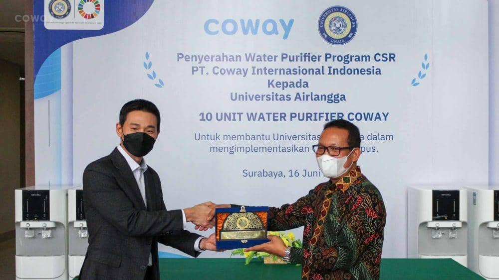 Ceremony penyerahan 10 produk water purifier Coway Indonesia kepada Universitas Airlangga (Dok. PT. Coway International Indonesia)