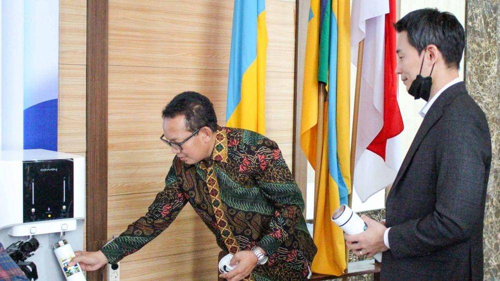 Coway Indonesia berikan water purifier kepada Universitas Airlangga (Dok. PT. Coway International Indonesia)