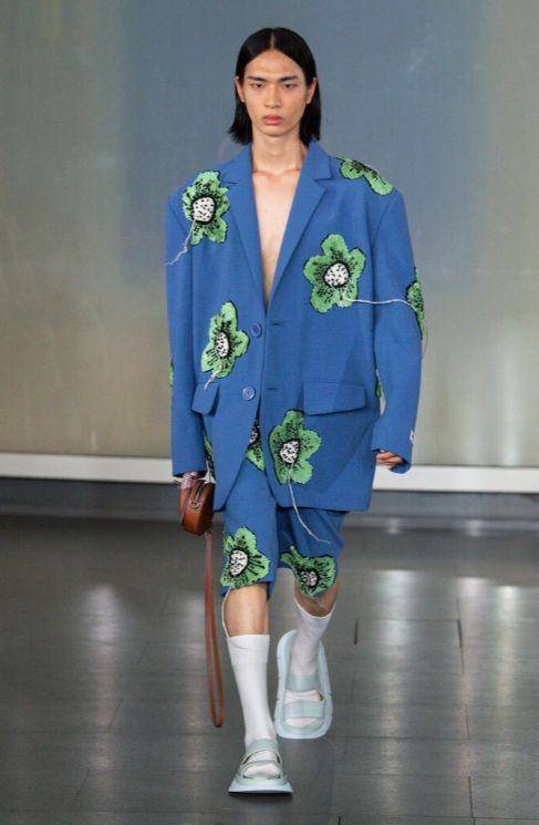 Loose Outfit dari Dhruv Kapoor di Milan Fashion Week Men's SS23 (milanofashionweek.cameramoda.it)