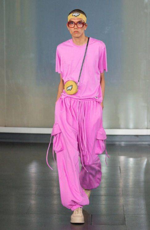 Loose Outfit dari Dhruv Kapoor di Milan Fashion Week Men's SS23 (milanofashionweek.cameramoda.it)