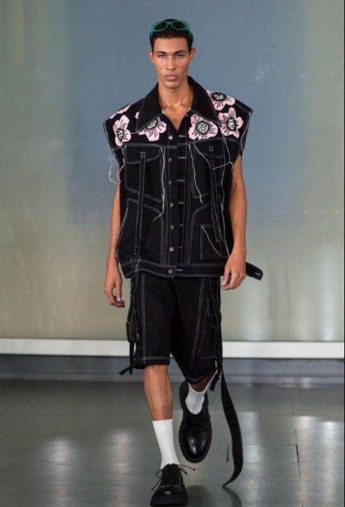 Loose Outfit dari Dhruv Kapoor di Milan Fashion Week Men's SS23 (milanofashionweek.cameramoda.it)