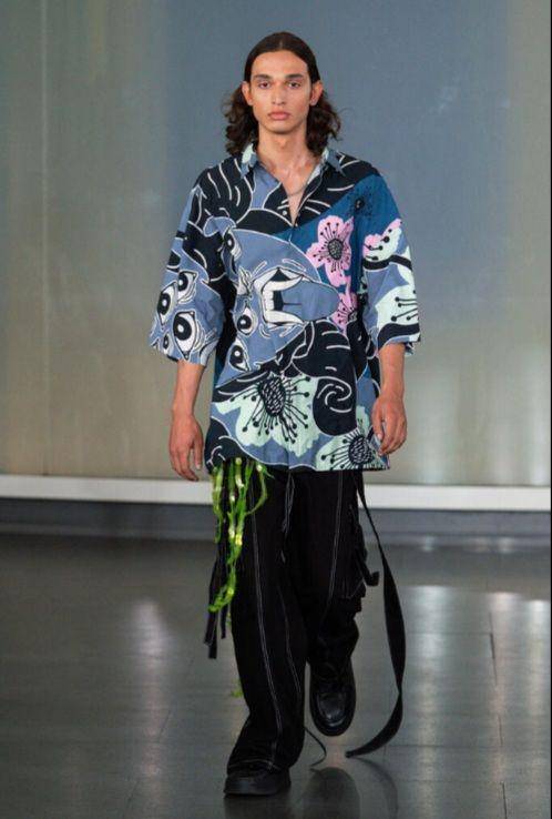 Loose Outfit dari Dhruv Kapoor di Milan Fashion Week Men's SS23 (milanofashionweek.cameramoda.it)