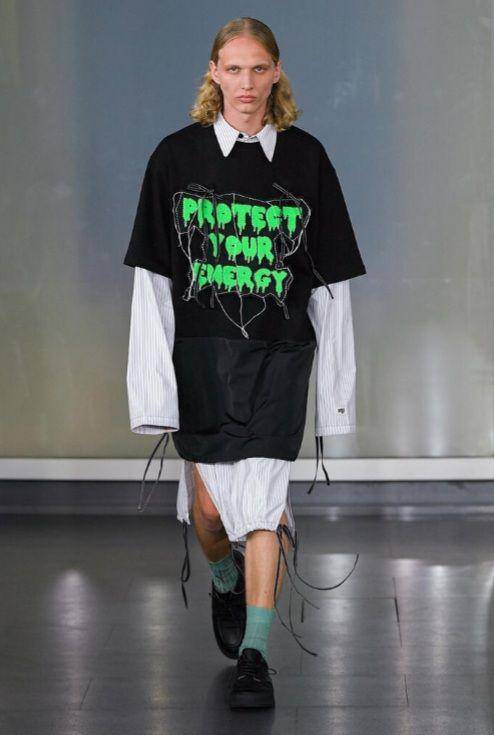 Loose Outfit dari Dhruv Kapoor di Milan Fashion Week Men's SS23 (milanofashionweek.cameramoda.it)