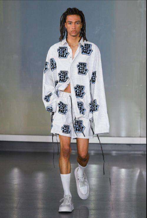 Loose Outfit dari Dhruv Kapoor di Milan Fashion Week Men's SS23 (milanofashionweek.cameramoda.it)