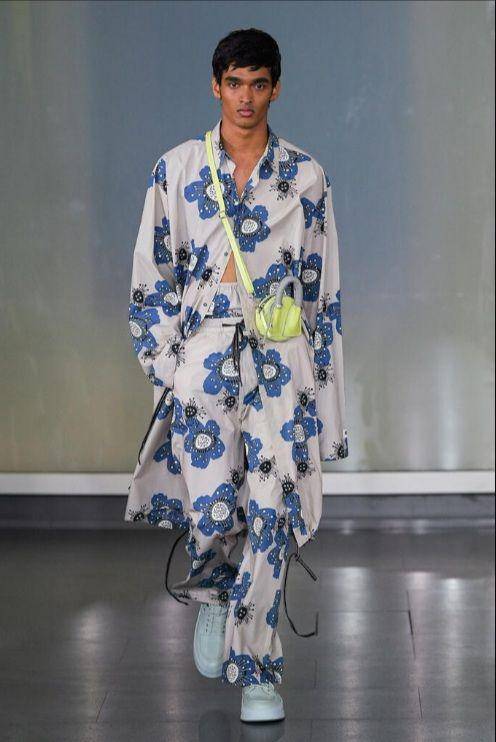 Loose Outfit dari Dhruv Kapoor di Milan Fashion Week Men's SS23 (milanofashionweek.cameramoda.it)