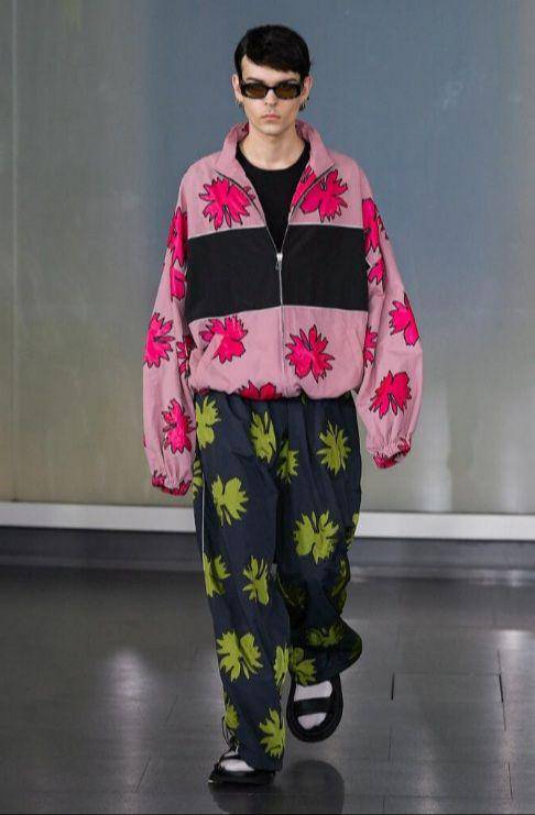 Loose Outfit dari Dhruv Kapoor di Milan Fashion Week Men's SS23 (milanofashionweek.cameramoda.it)