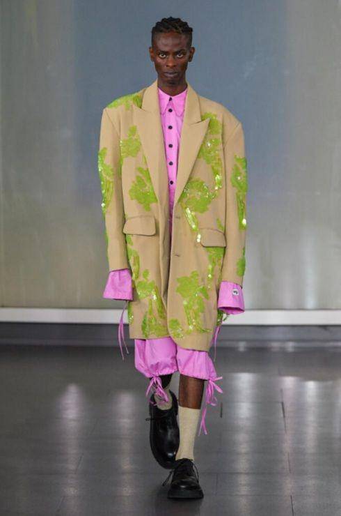 Loose Outfit dari Dhruv Kapoor di Milan Fashion Week Men's SS23 (milanofashionweek.cameramoda.it)