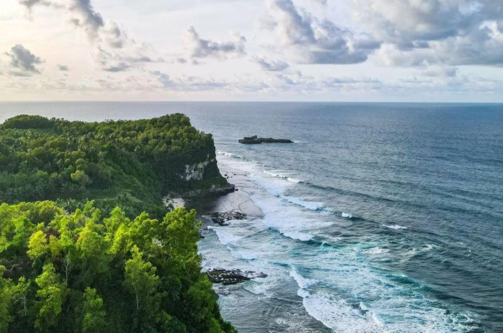 Pantai Banyu Tibo Pacitan: Informasi Lokasi, Rute, dan Tips Liburan