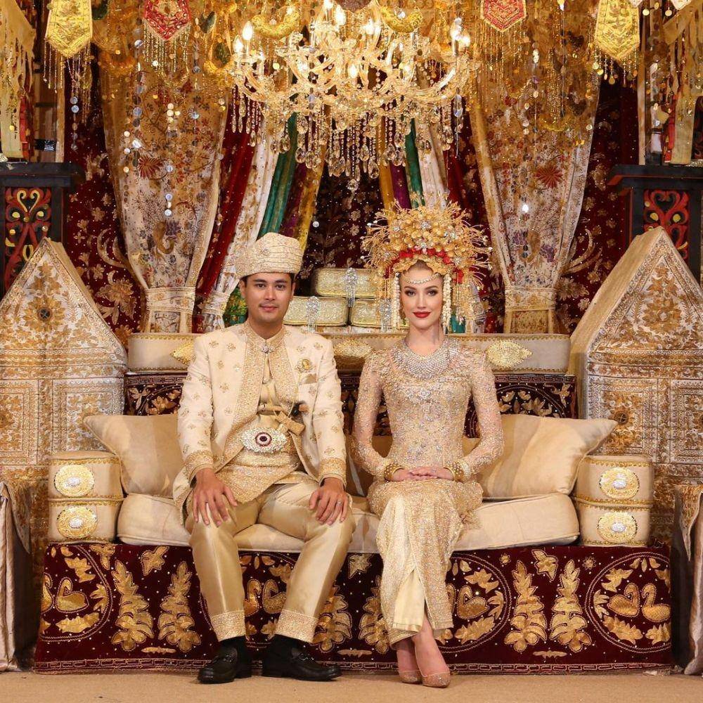 Kebaya brokat berwarna gold. (instagram.com/varshaadhikumoro)