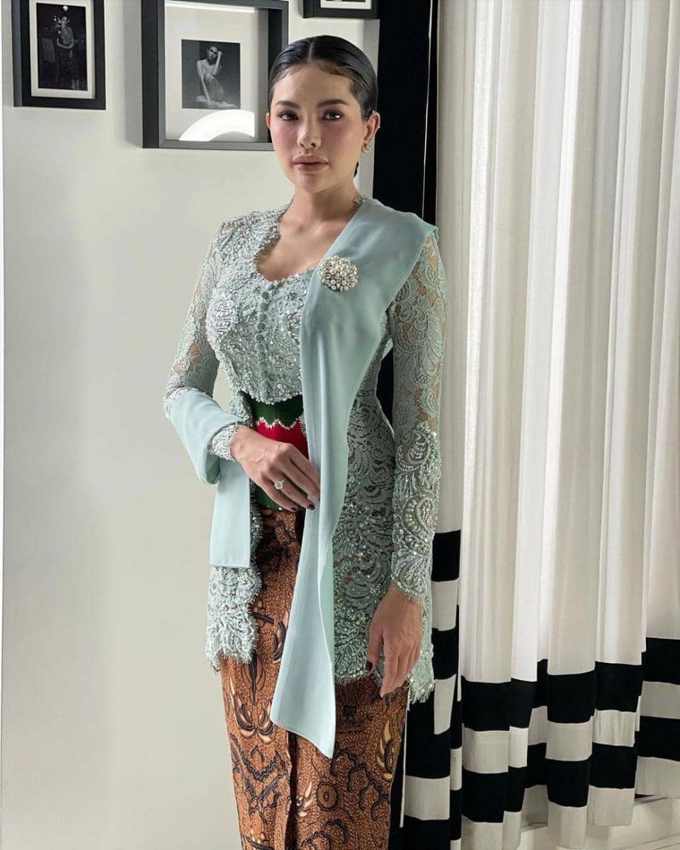 Kebaya Nikita Mirzani. (instagram.com/rikawirtjes)