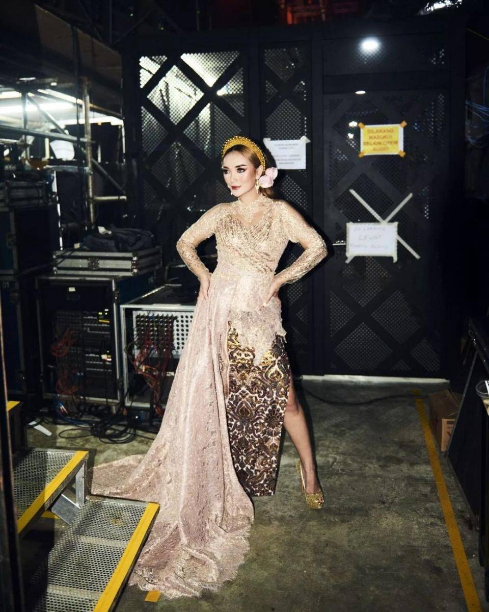 Kebaya brokat berwarna gold. (instagram.com/zaskia_gotix)