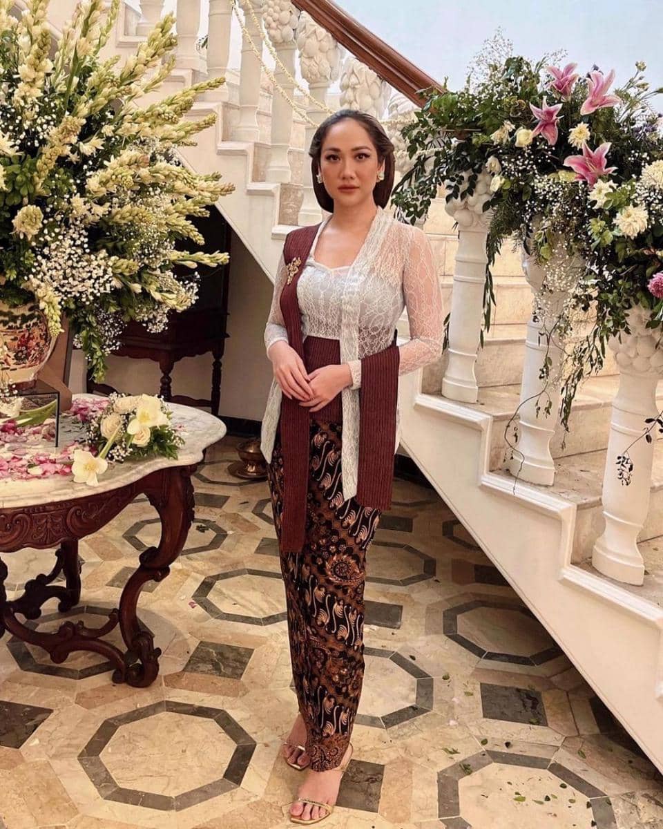 Kebaya Bunga Citra Lestari. (instagram.com/bclsinclair)