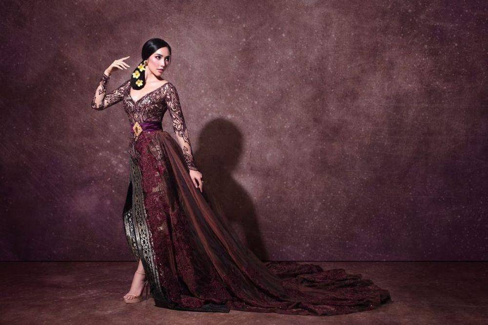 Kebaya Laksmi Shari. (instagram.com/laksmideneefe)