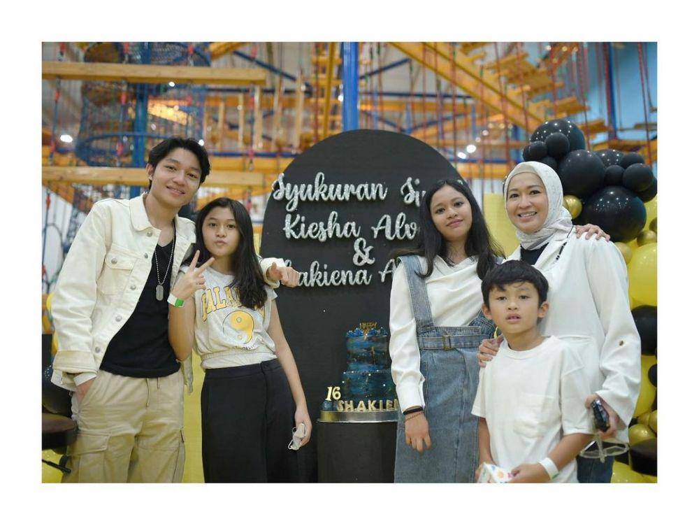 potret syukuran single terbaru Kiesha dan Shakiena (instagram.com/okieagustina_)