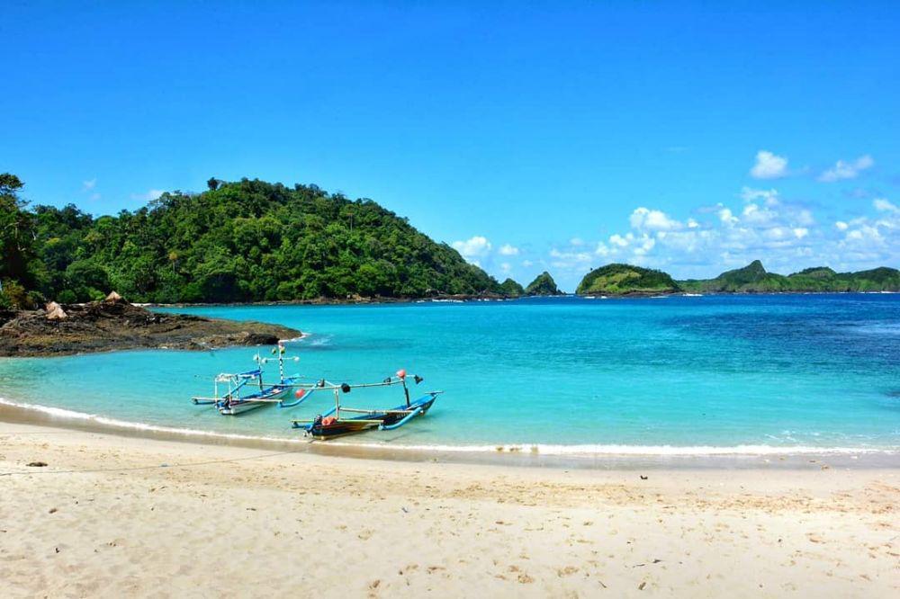 10 Pesona Eksotis Pantai Wedi Ireng, Kepingan Surga di Banyuwangi